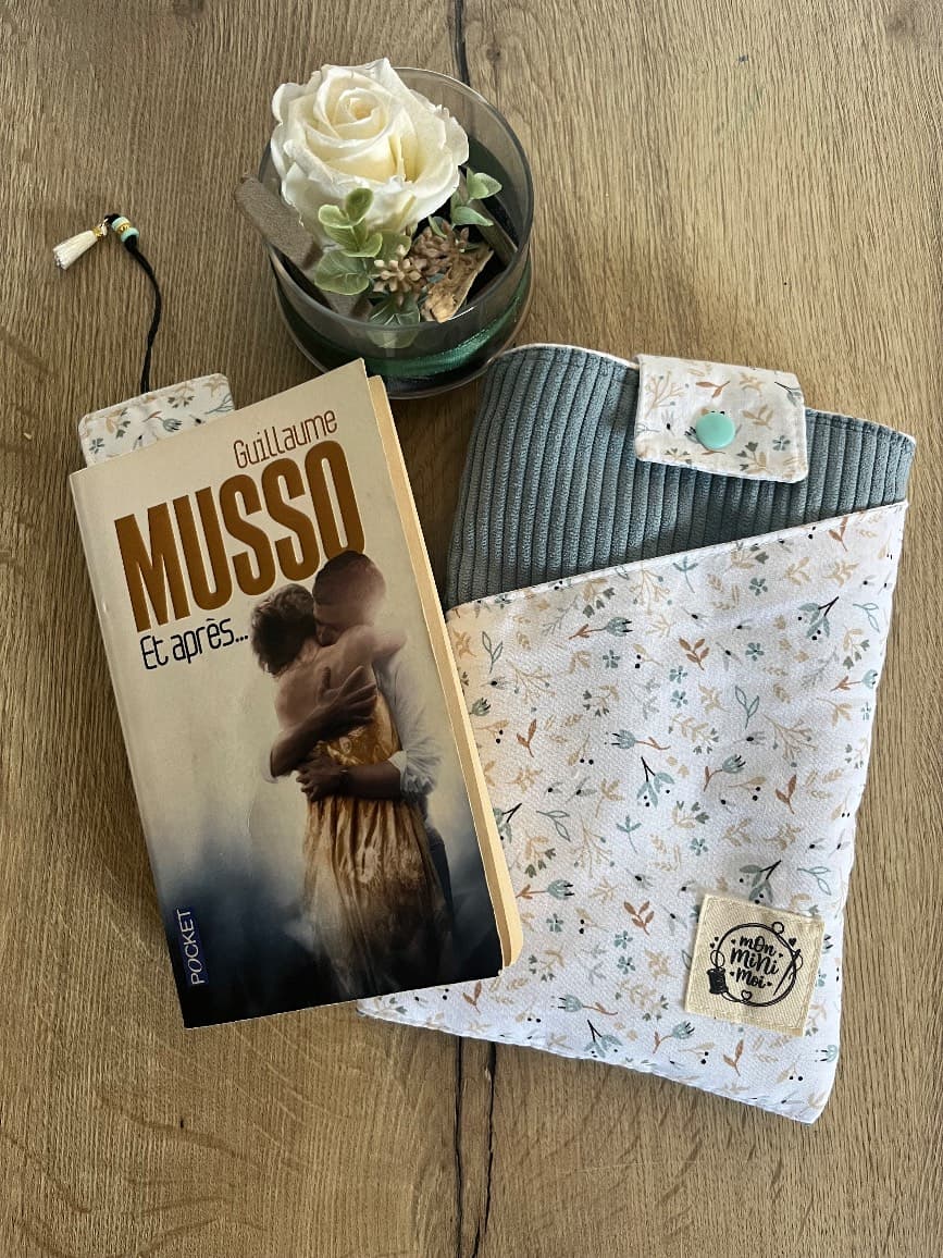 Pochette à livre en velours côtelé et tissu fleuri avec marque-page assorti