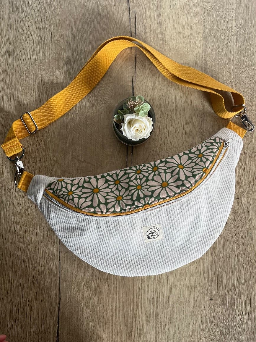 Sac banane en velours côtelé blanc crème et tissu fleuri