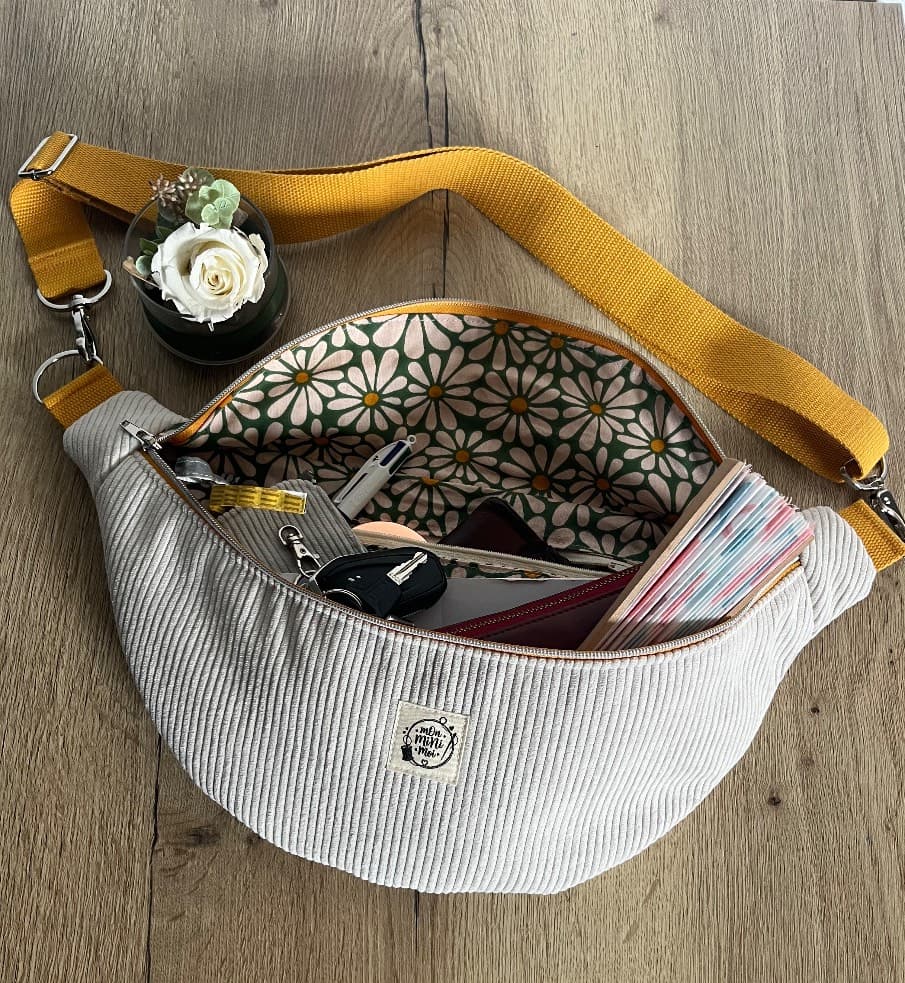 Sac banane en velours côtelé blanc crème et tissu fleuri
