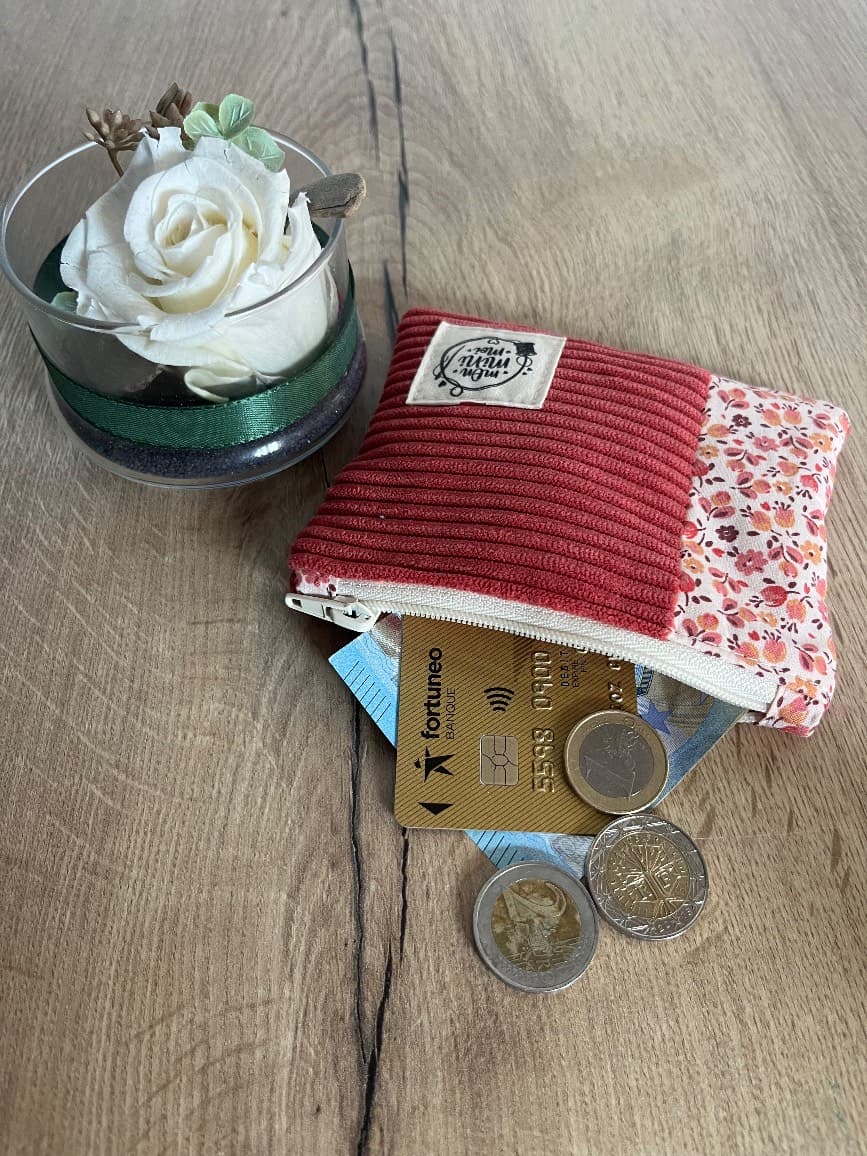 Porte-monnaie plat en velours côtelé rose framboise et tissu fleuri