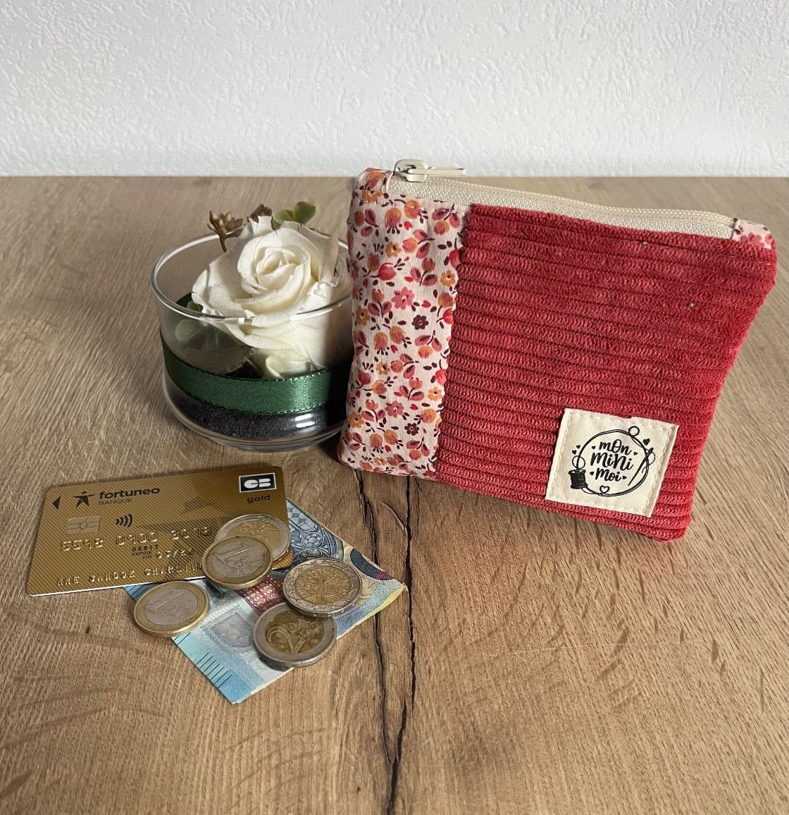Porte-monnaie plat en velours côtelé rose framboise et tissu fleuri