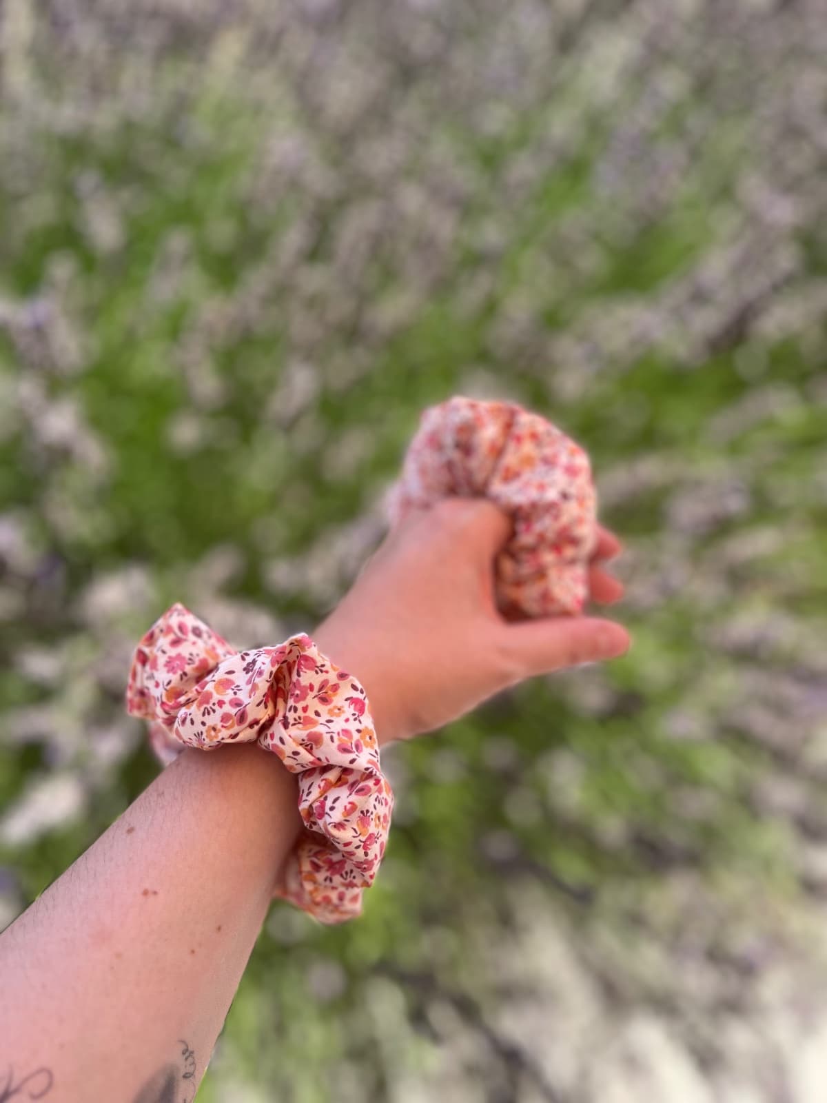 Chouchou pour cheveux à motif floral rose