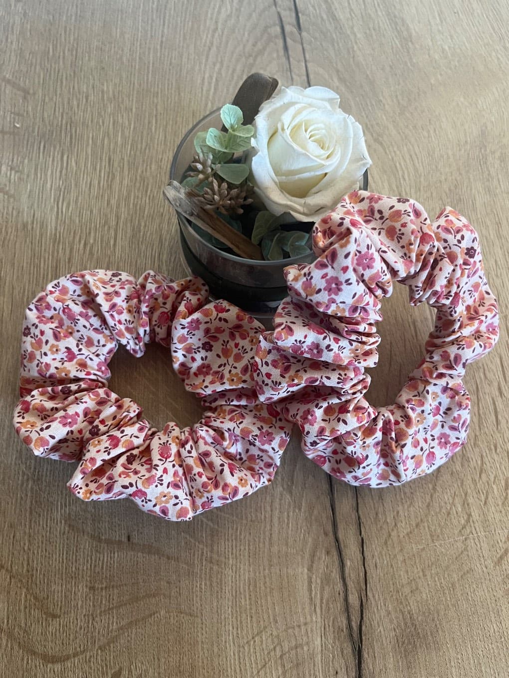 Chouchou pour cheveux à motif floral rose