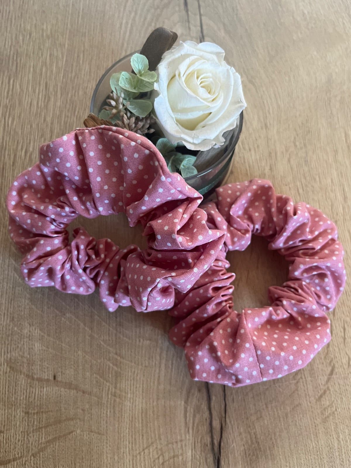 Chouchou en tissu rose à pois blancs