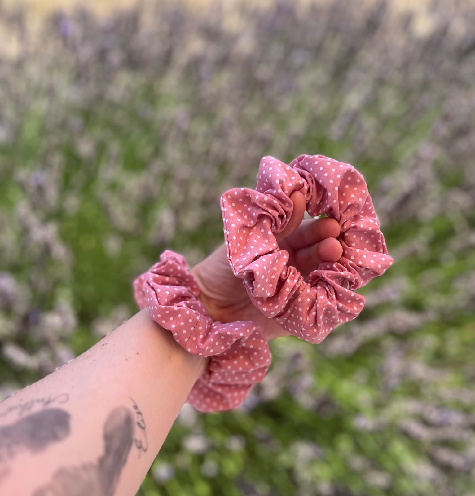 Chouchou en tissu rose à pois blancs