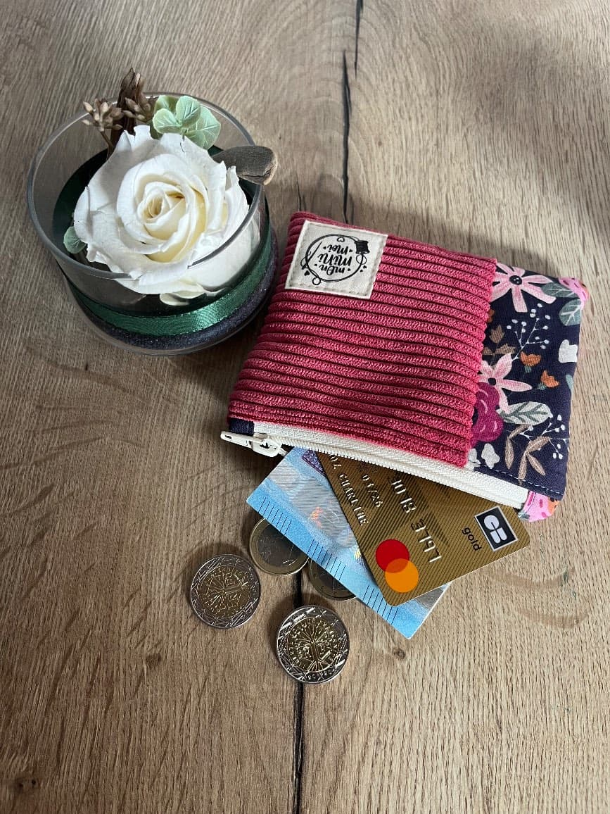 Porte-monnaie zippé en velours côtelé framboise et tissu fleuri