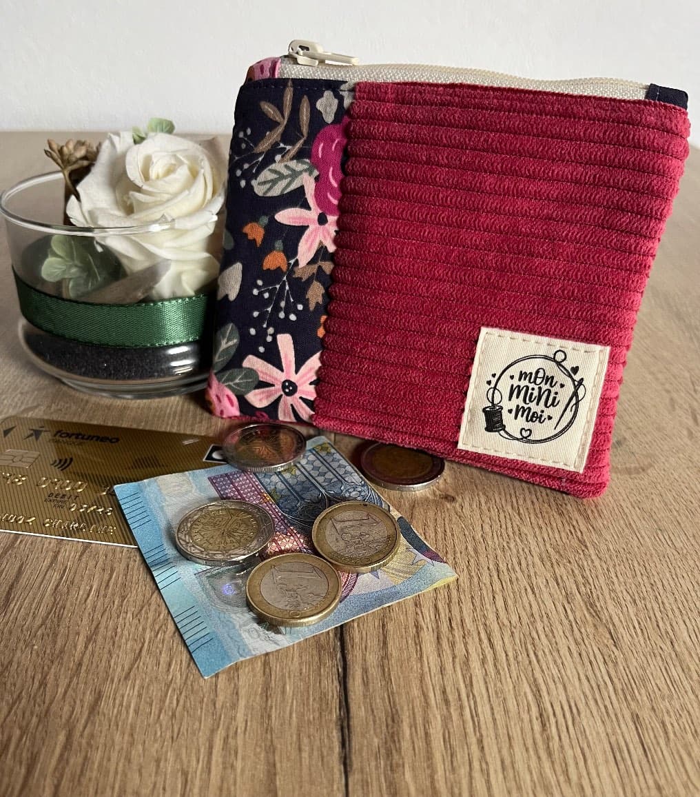 Porte-monnaie zippé en velours côtelé framboise et tissu fleuri