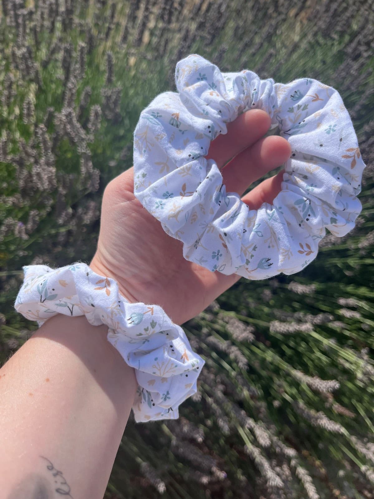 Chouchou pour cheveux à motif végétal délicat