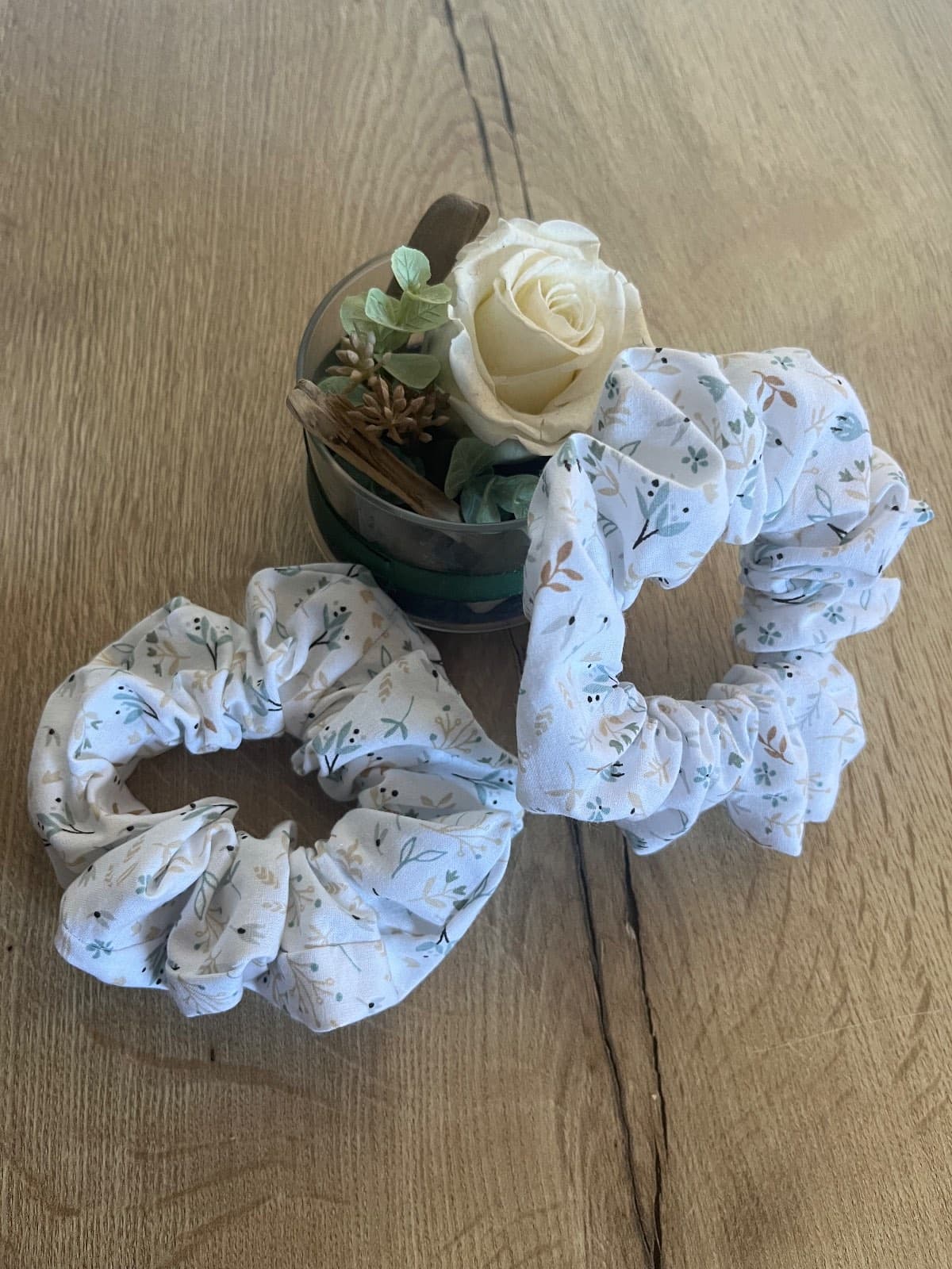 Chouchou pour cheveux à motif végétal délicat