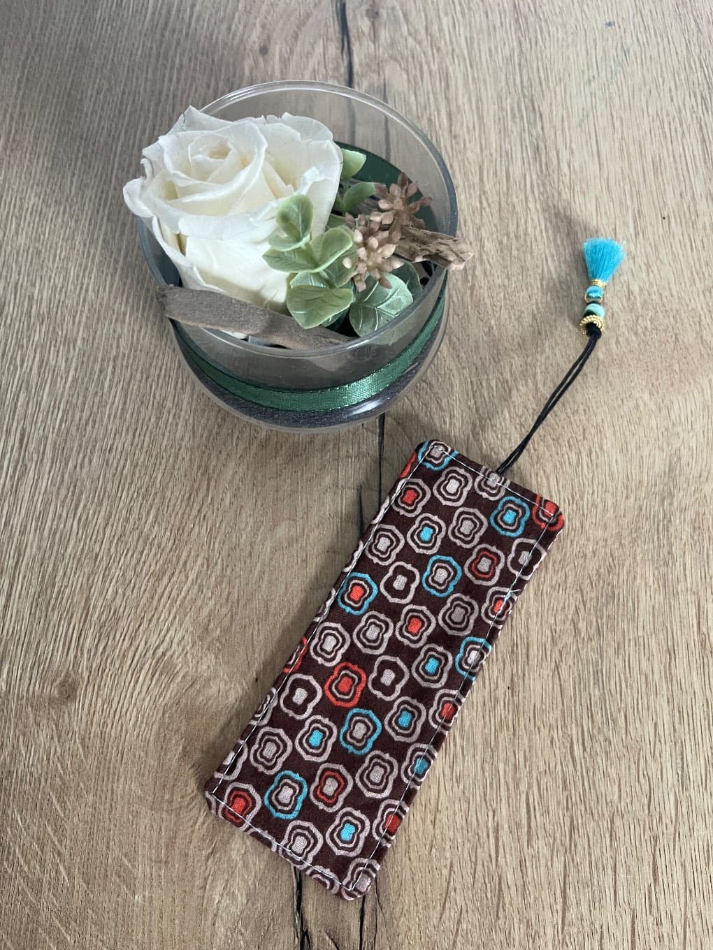 Marque-page en tissu à motifs géométriques rétro et pompon turquoise