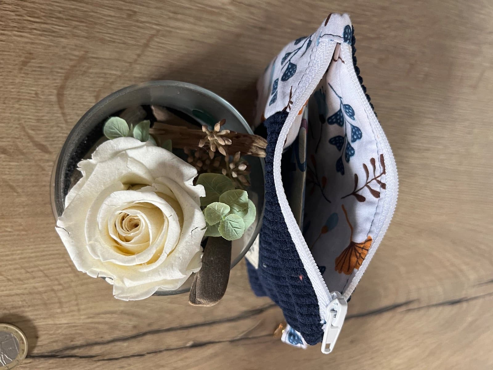Porte-monnaie zippé en tissu côtelé bleu et imprimé végétal