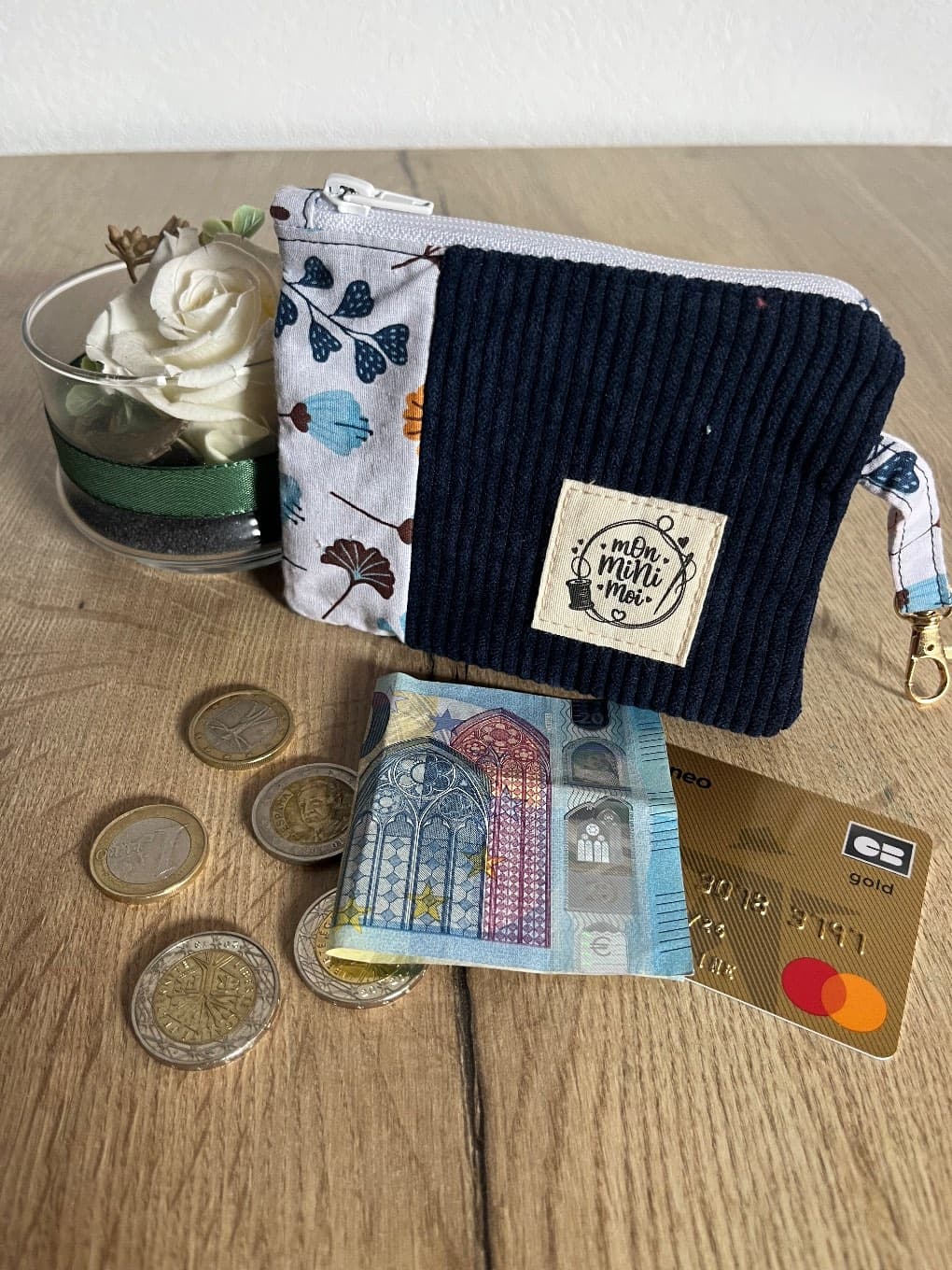 Porte-monnaie zippé en tissu côtelé bleu et imprimé végétal