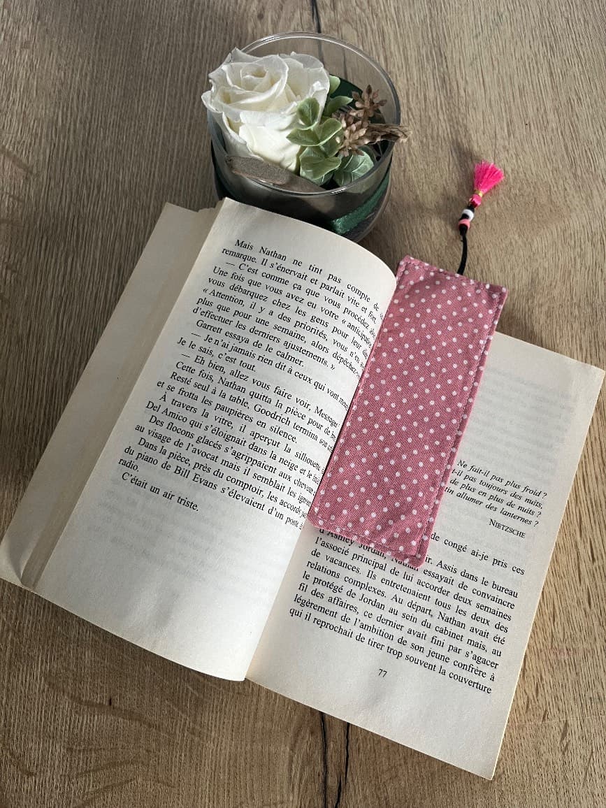 Marque-page en tissu rose à pois blancs et pompon