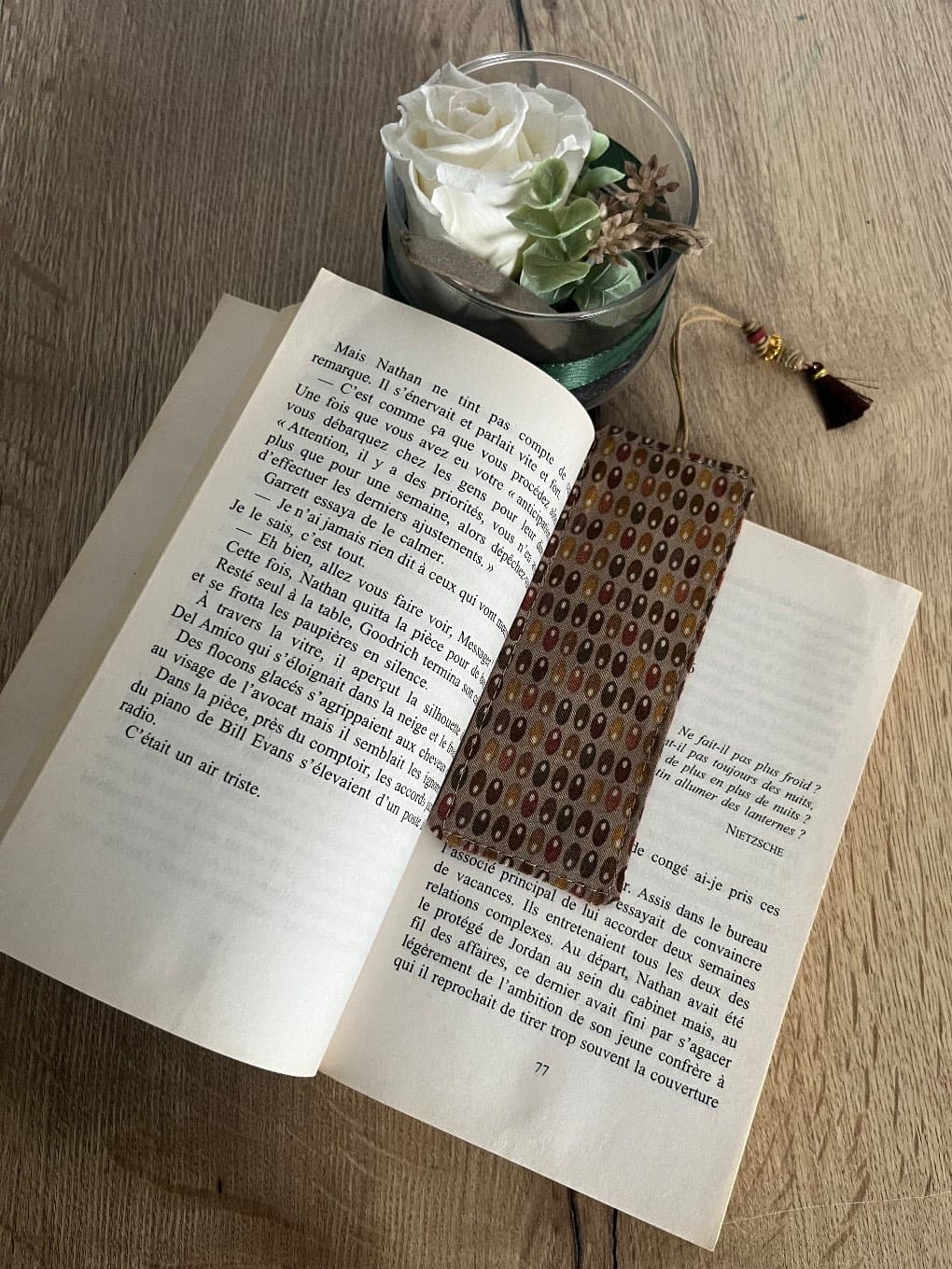 Marque-page en tissu à motifs marron et pompon