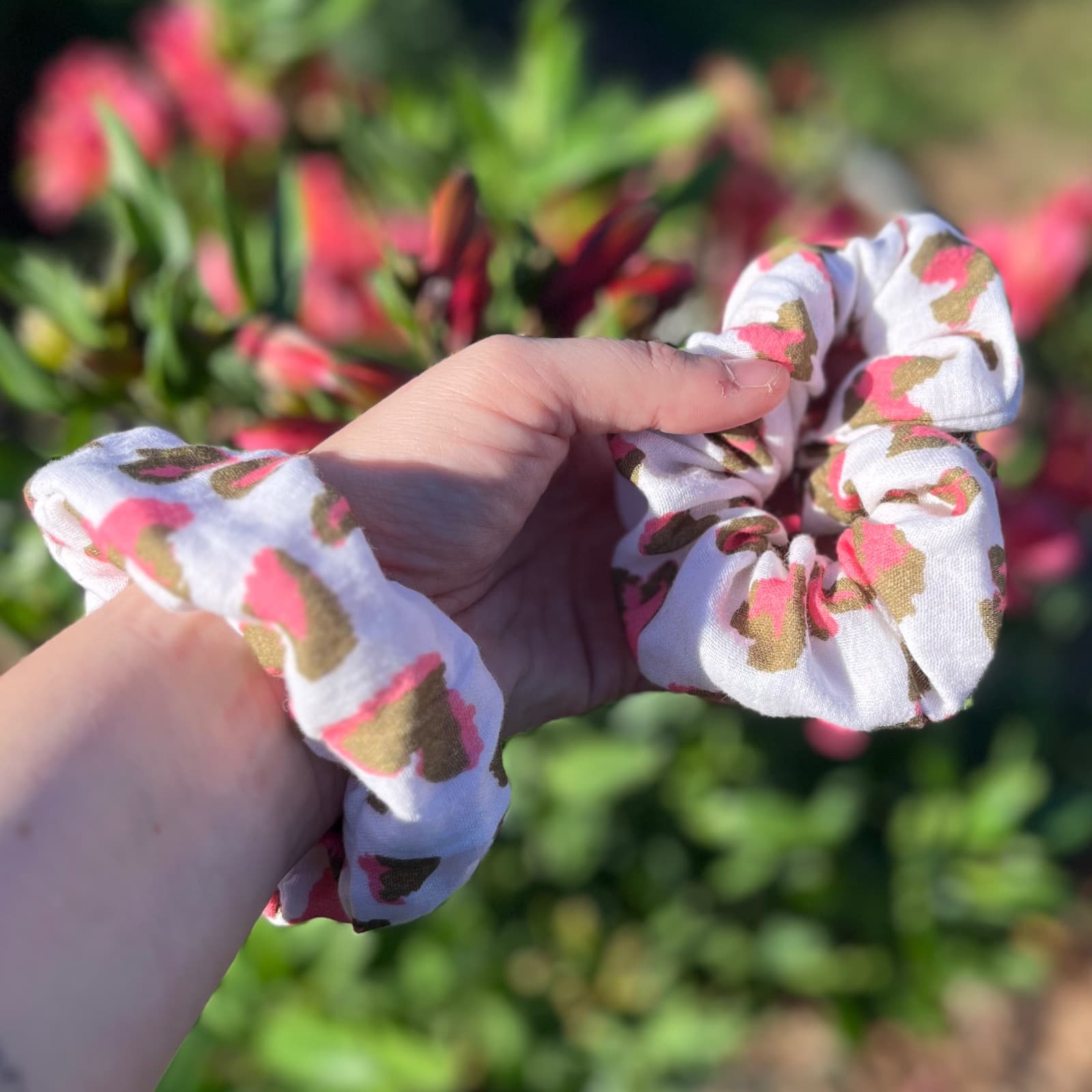 Chouchou pour cheveux à motifs léopard rose et kaki