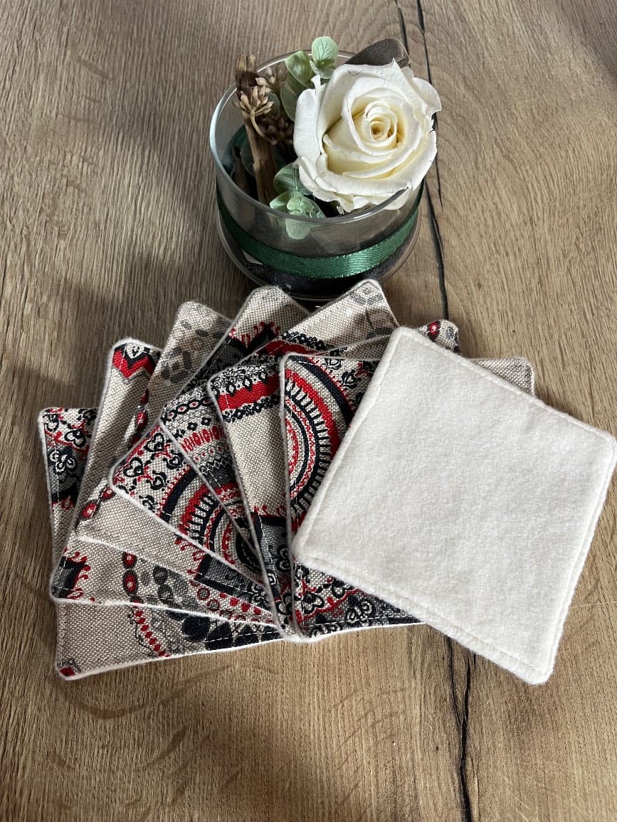 Ensemble panier en tissu côtelé rouge et lingettes assorties