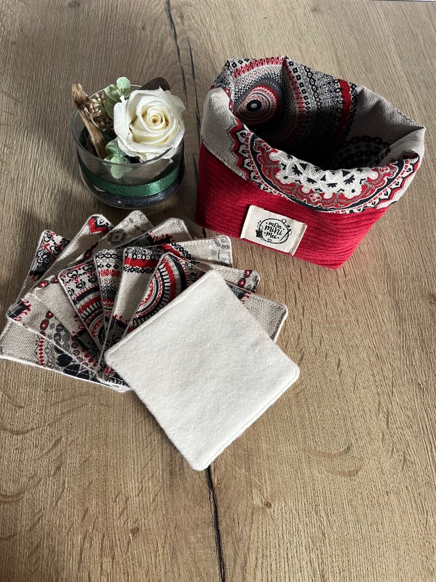Ensemble panier en tissu côtelé rouge et lingettes assorties