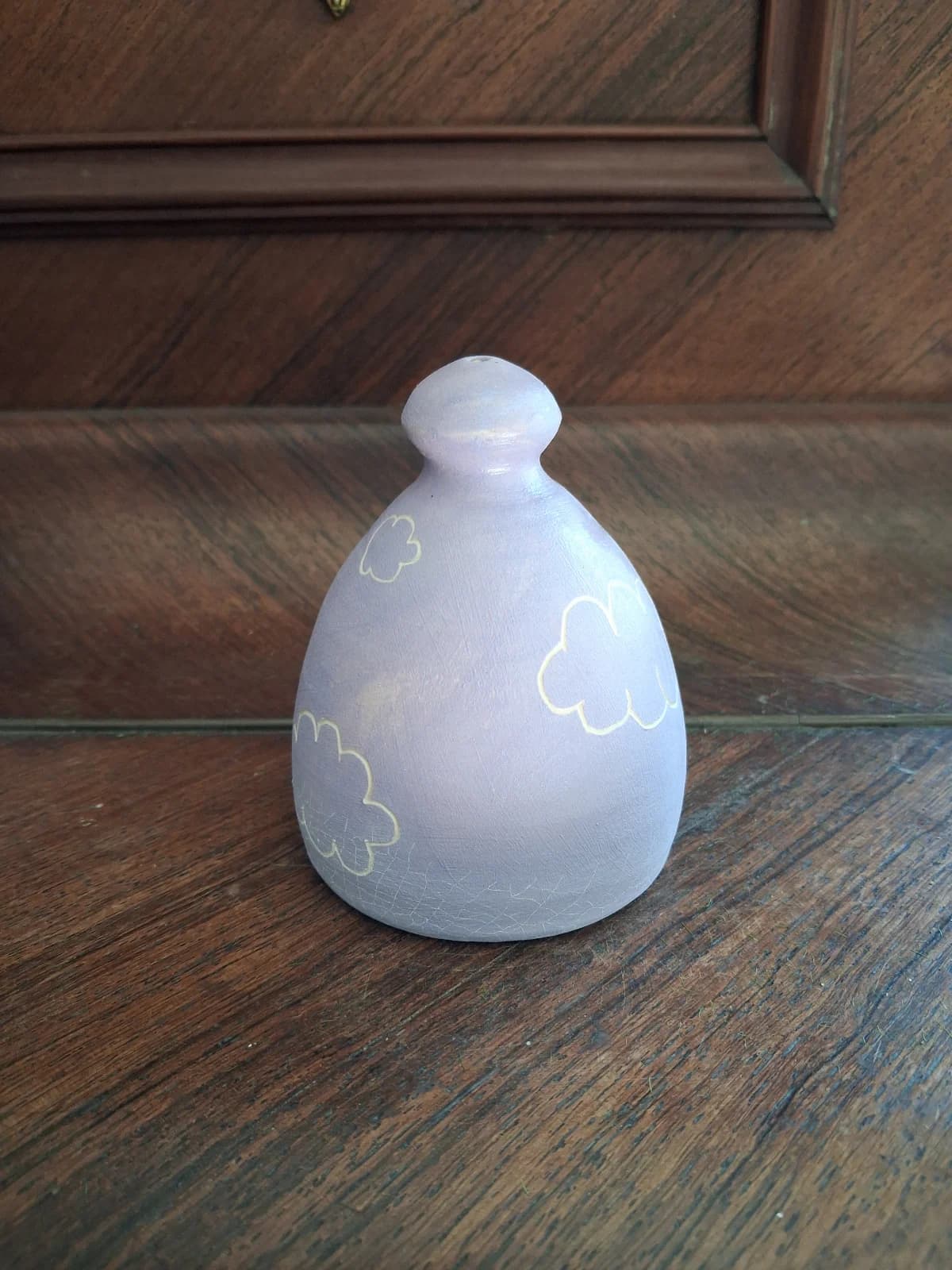 Arrosoir-main en céramique mauve à motifs de nuages