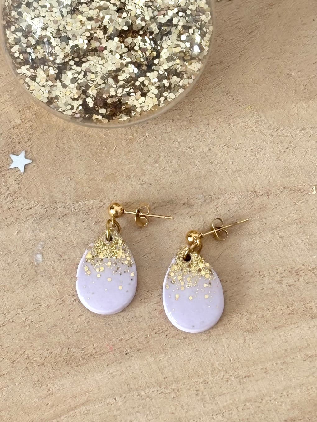 Boucles d’oreilles pendantes gouttes lilas et paillettes dorées