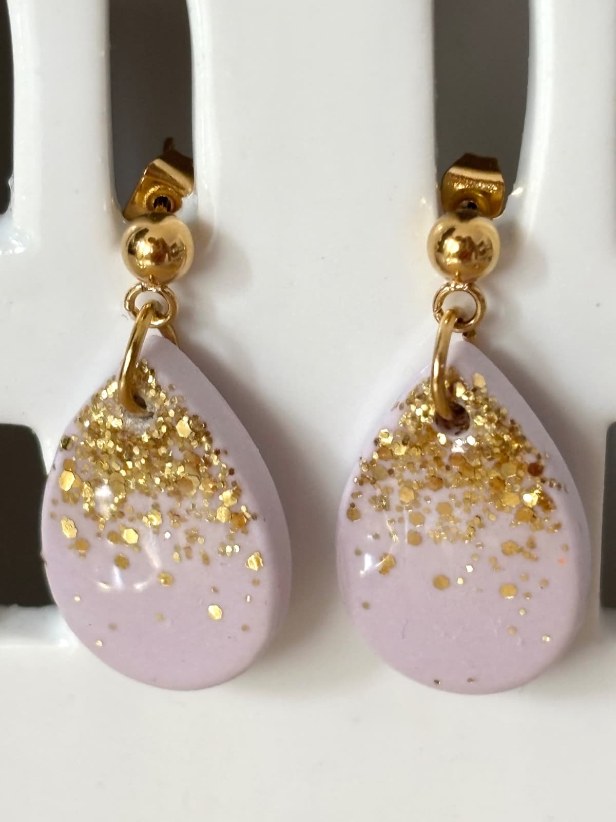 Boucles d’oreilles pendantes gouttes lilas et paillettes dorées