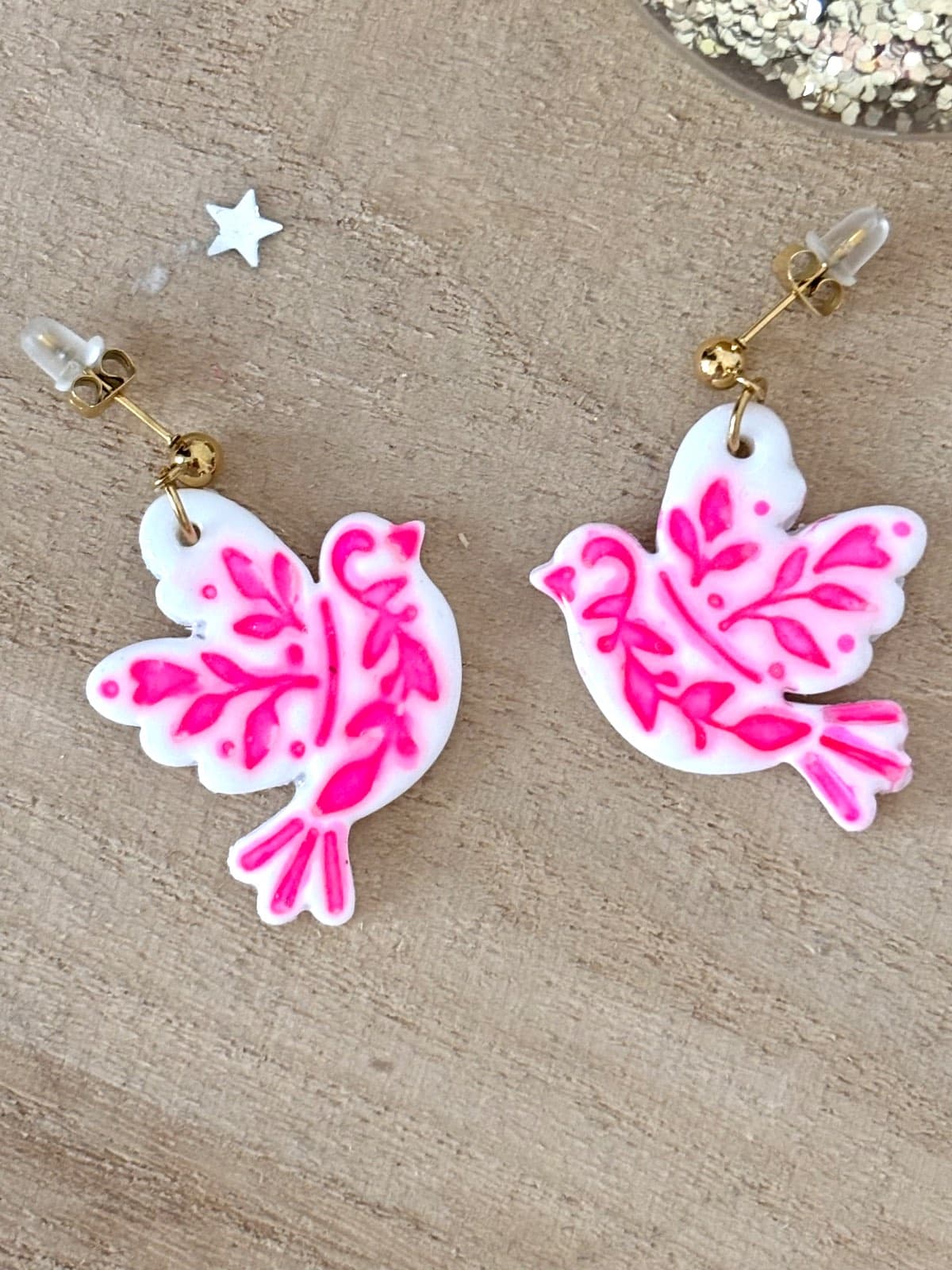 Boucles d’oreilles pendantes oiseaux blancs et motifs rose fluo