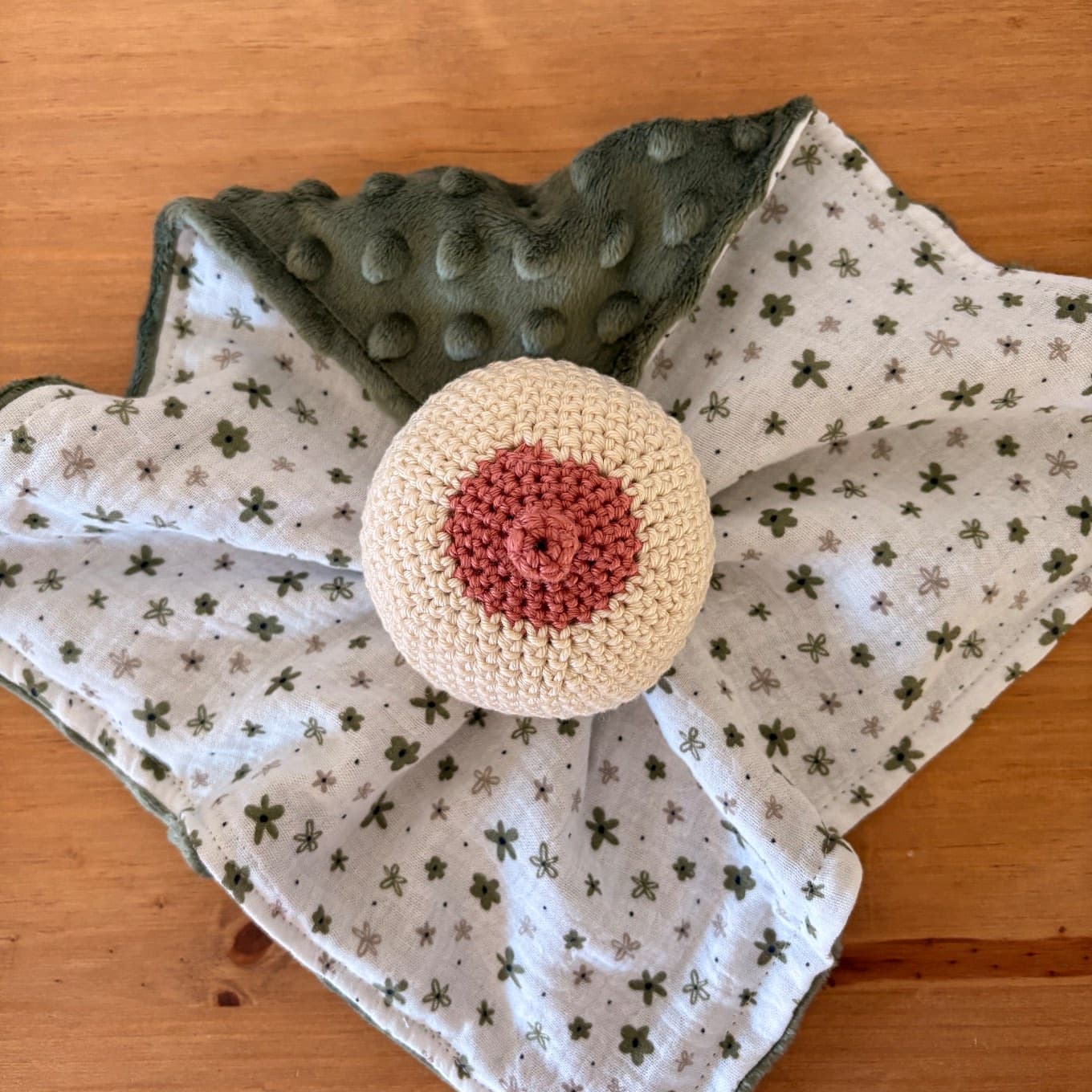 Doudou d’allaitement floral et vert forêt en crochet