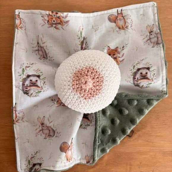 Doudou d'allaitement orné d'animaux des bois et tissu vert avec tétine au crochet