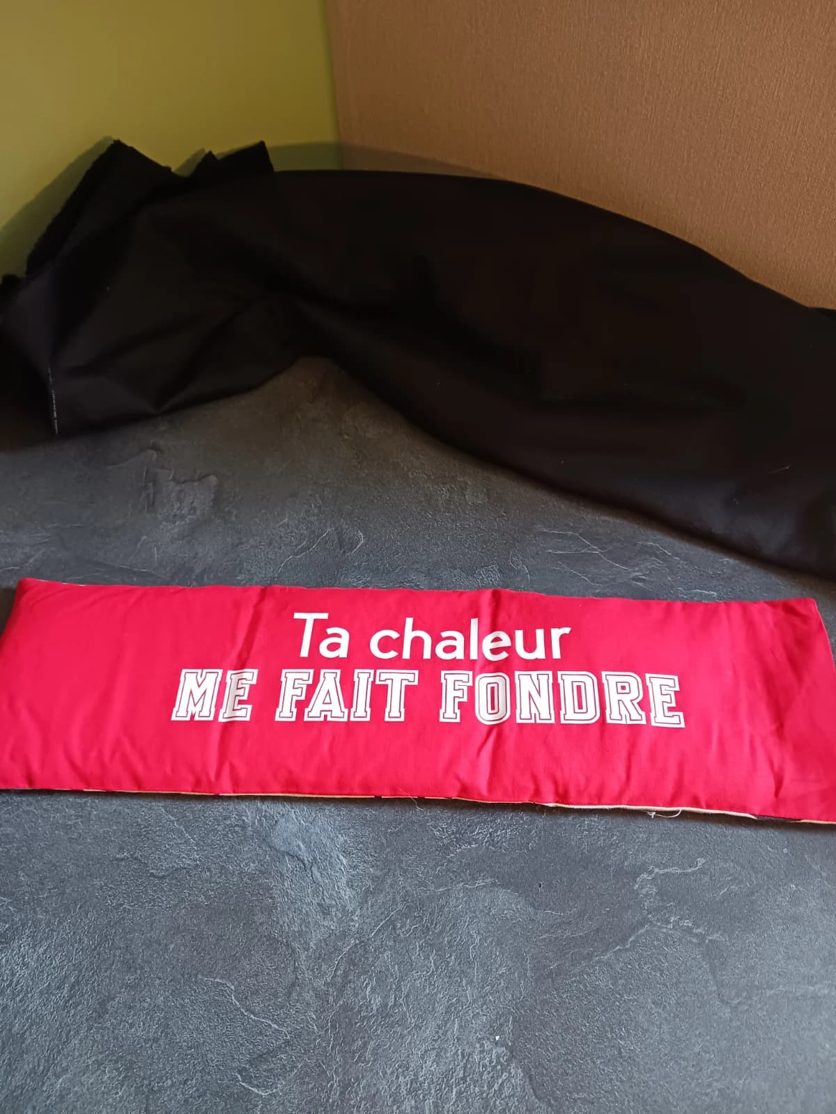 Bouillotte textile allongée rouge avec message humoristique