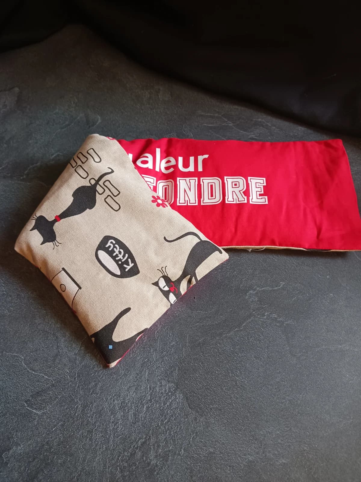 Bouillotte textile allongée rouge avec message humoristique
