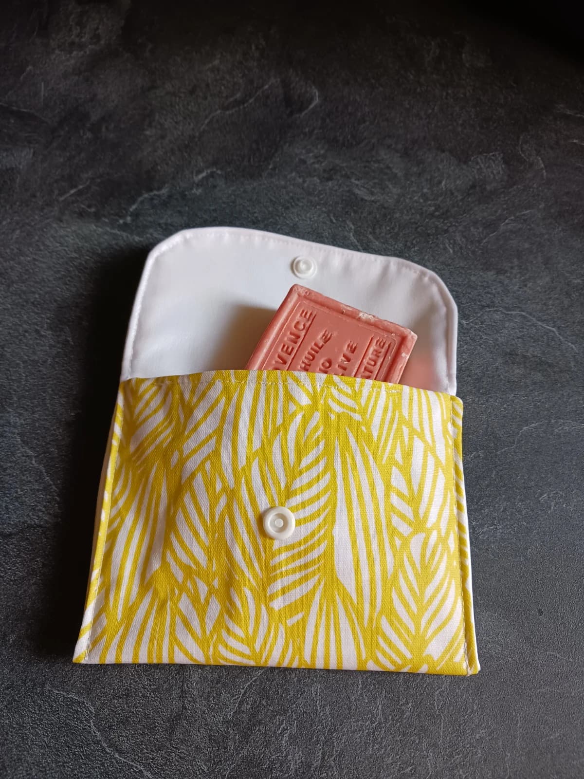 Pochette à savon en tissu à motifs végétaux jaunes