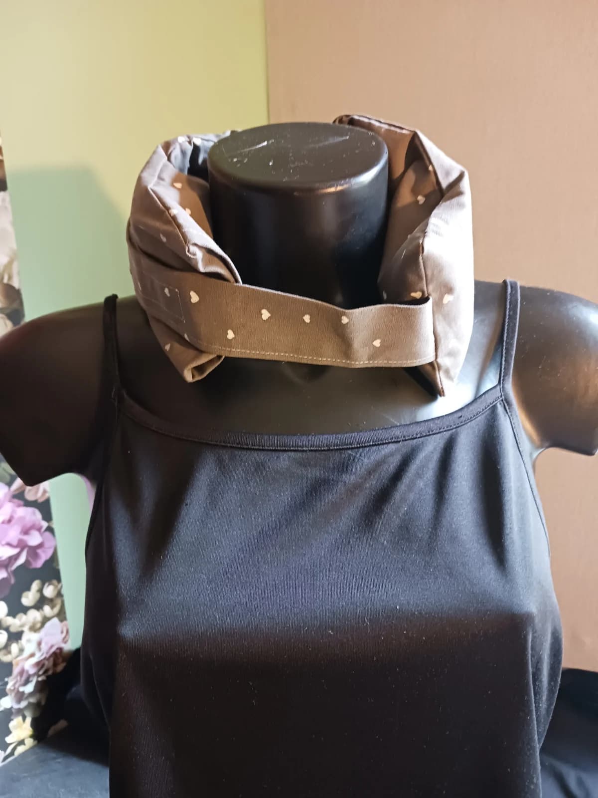Bouillotte Tour de cou en tissu taupe à motifs cœurs