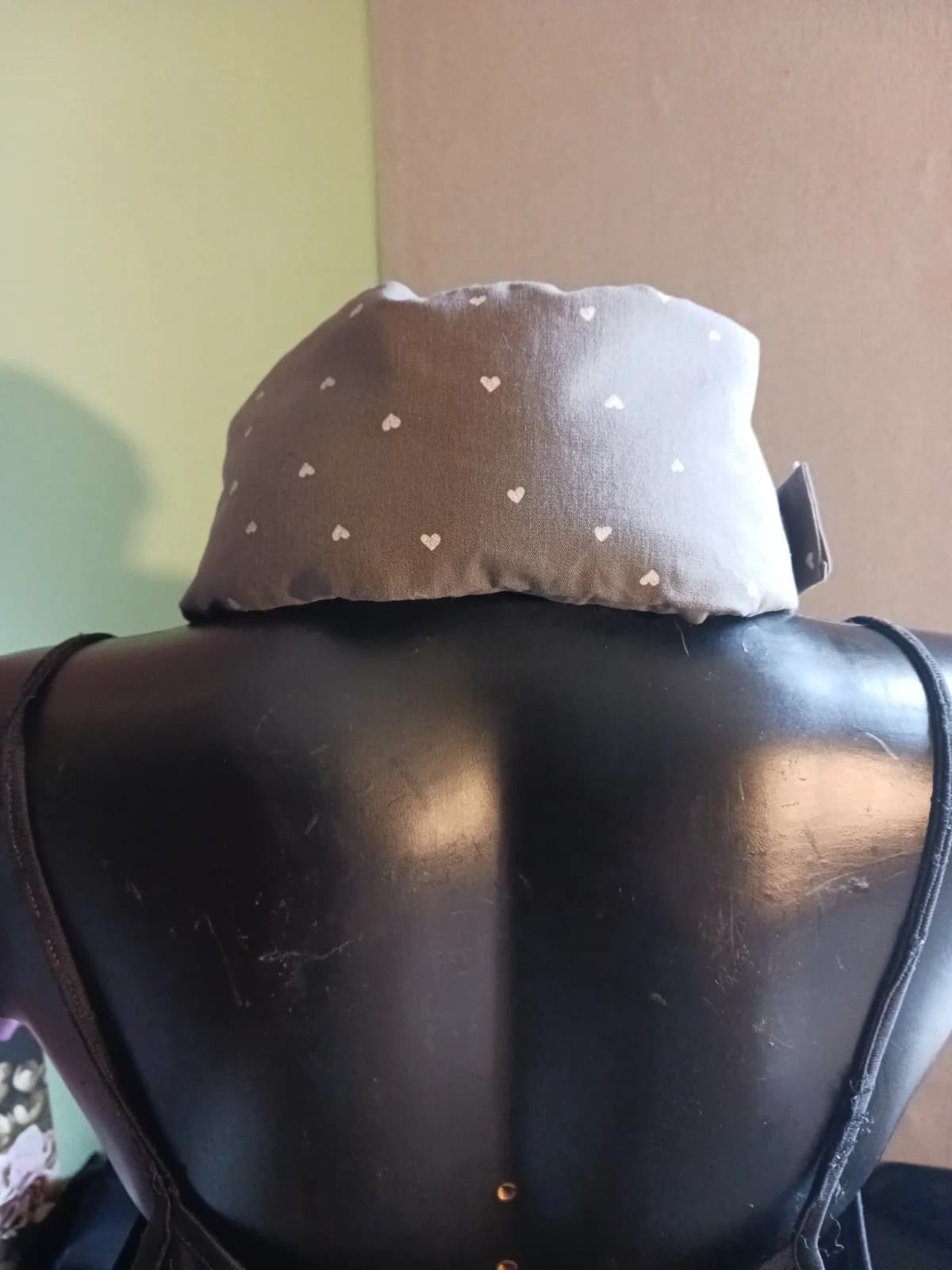 Bouillotte Tour de cou en tissu taupe à motifs cœurs