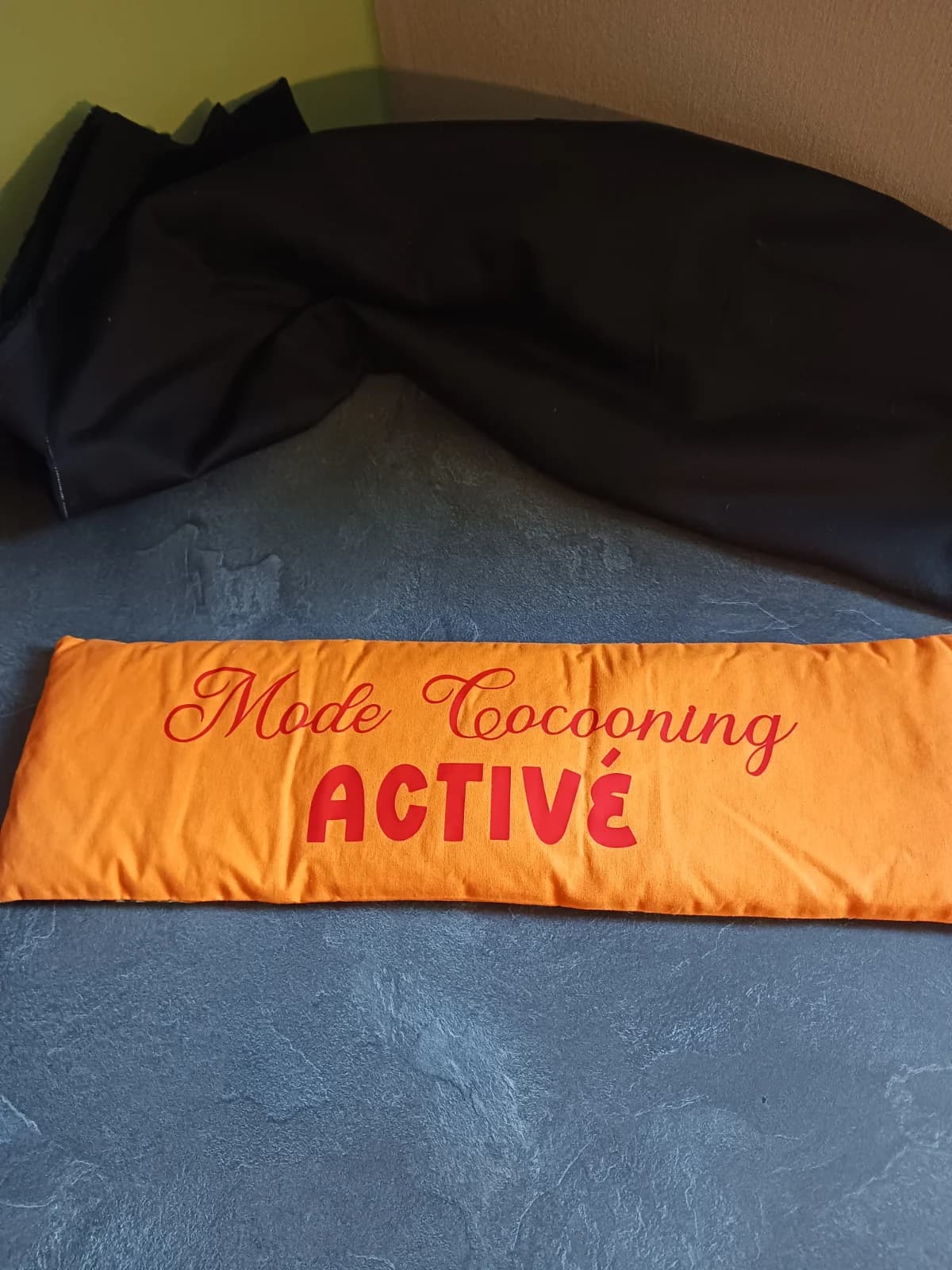 Bouillotte textile longue orange « Mode Cocooning Activé »