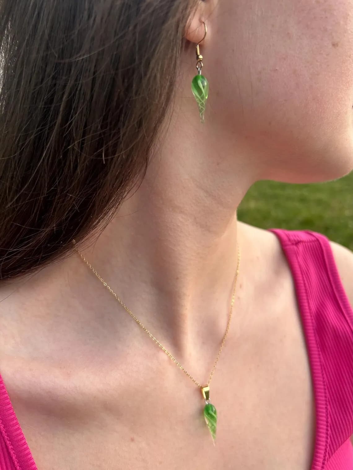 Collier fin avec pendentif coquillage vert en verre porté au cou avec boucle assortie