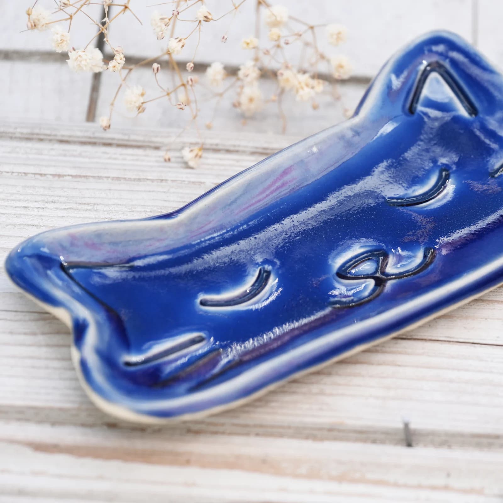 Petit plateau chat en céramique émaillée bleue