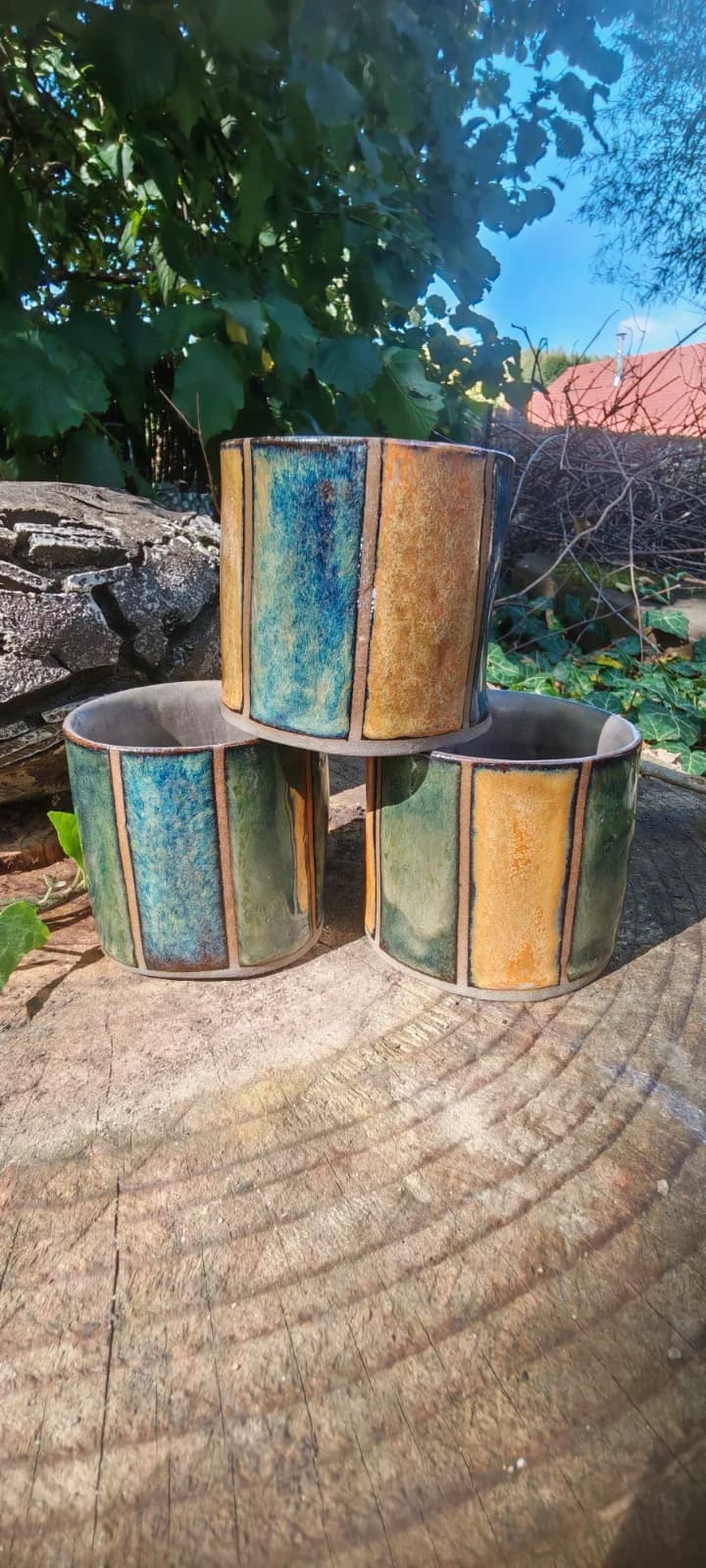 Gobelet en céramique à bandes verticales colorées