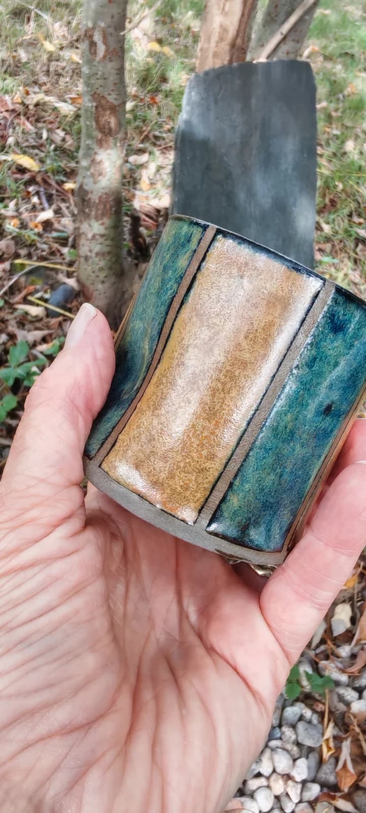 Gobelet en céramique à bandes verticales colorées