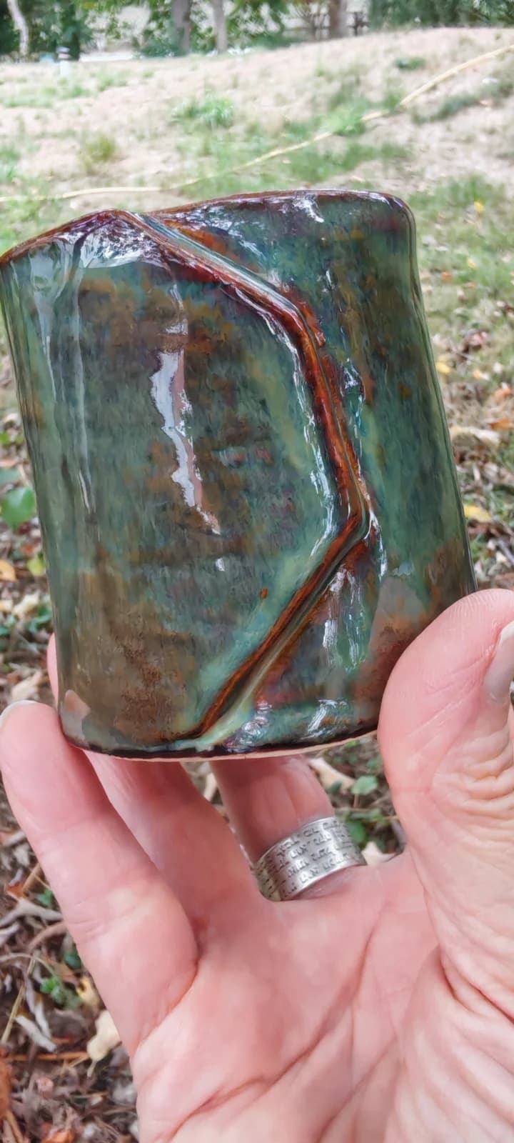 Gobelet en céramique émaillée à effet plié