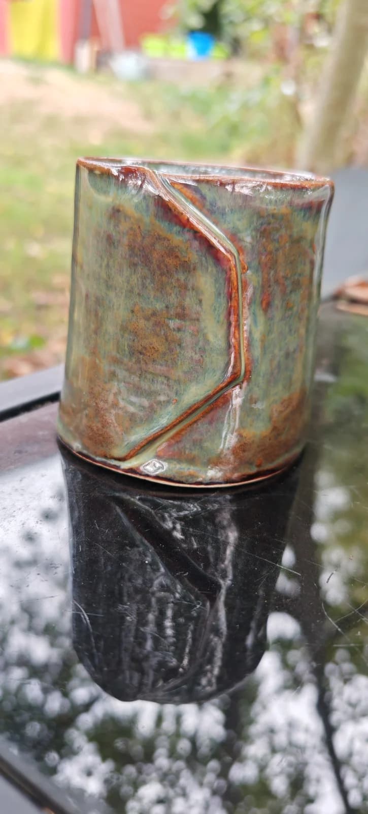 Gobelet en céramique émaillée à effet plié