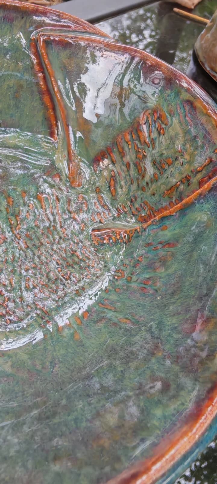 Coupelle en céramique émaillée aux nuances vertes et cuivrées