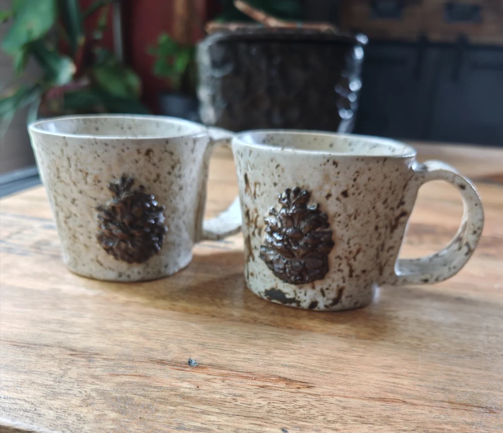Tasses artisanales en céramique à motif pomme de pin