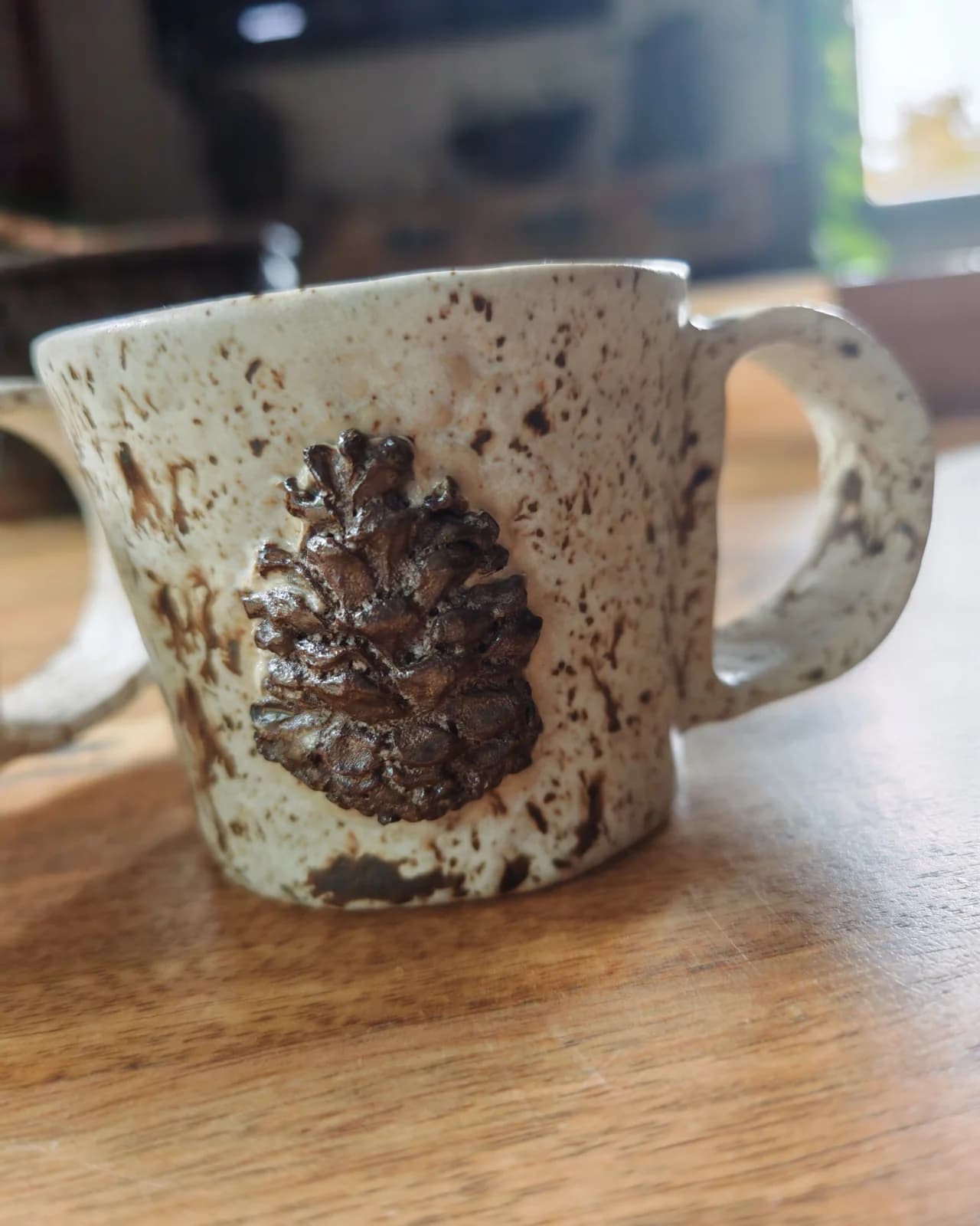 Tasses artisanales en céramique à motif pomme de pin