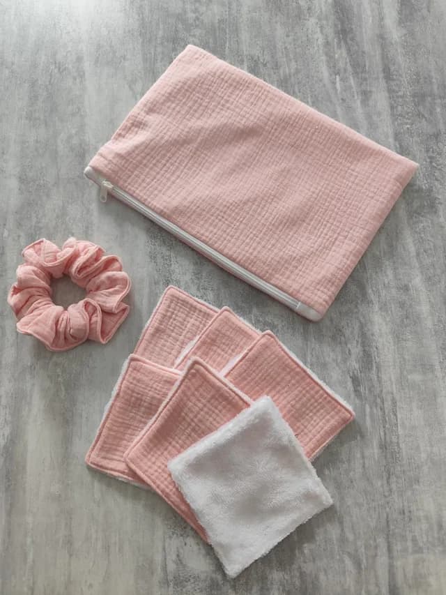 Ensemble pochette zippée rose, chouchou assorti et lingettes lavables carrées roses et blanches.