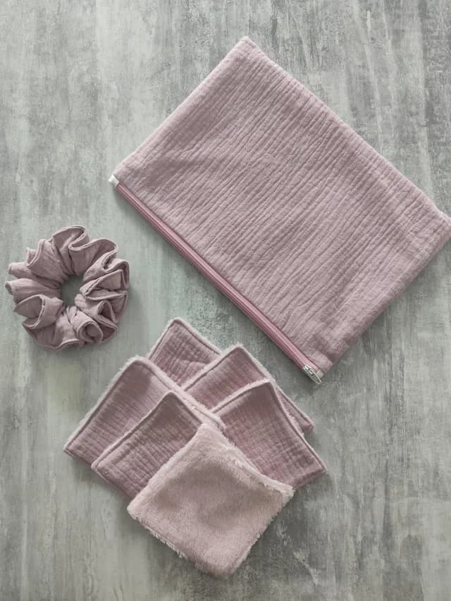 Kit rose avec lingettes lavables superposées à face douce, chouchou et pochette zippée assortie.