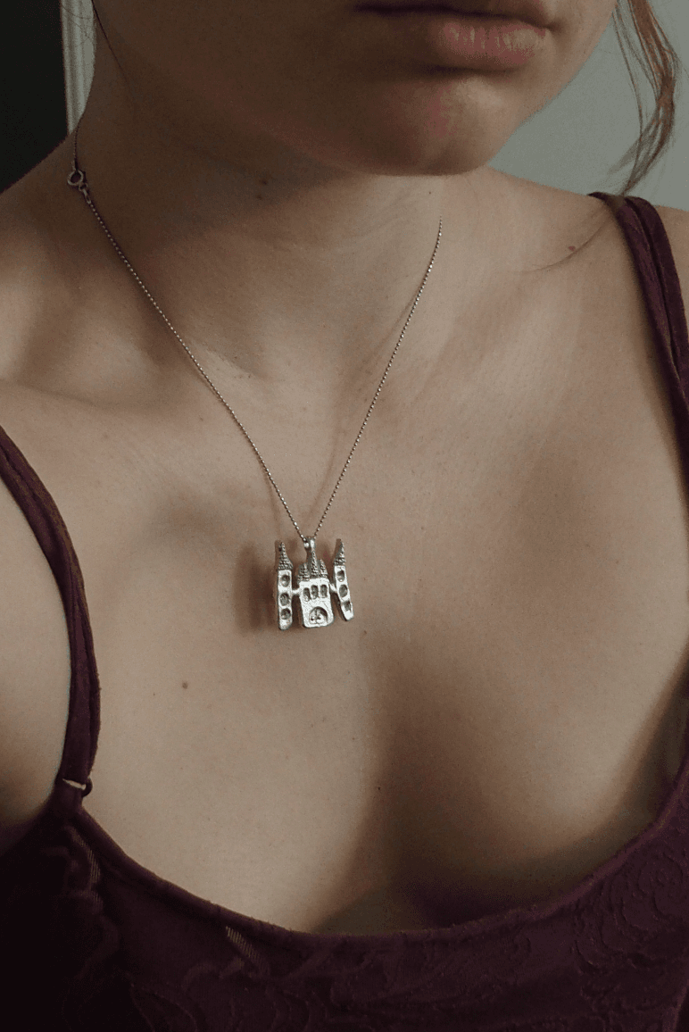 Pendentif château en étain